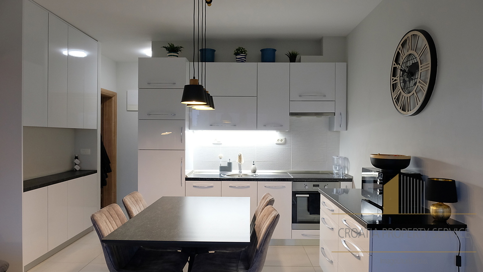 Modernly furnished apartment with a pool and terrace in an excellent location near Trogir!