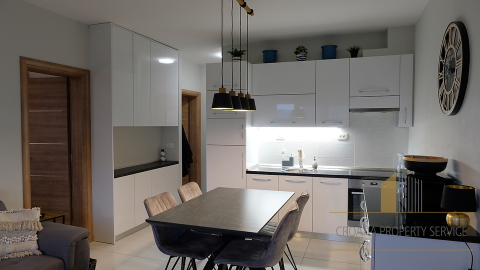 Modernly furnished apartment with a pool and terrace in an excellent location near Trogir!