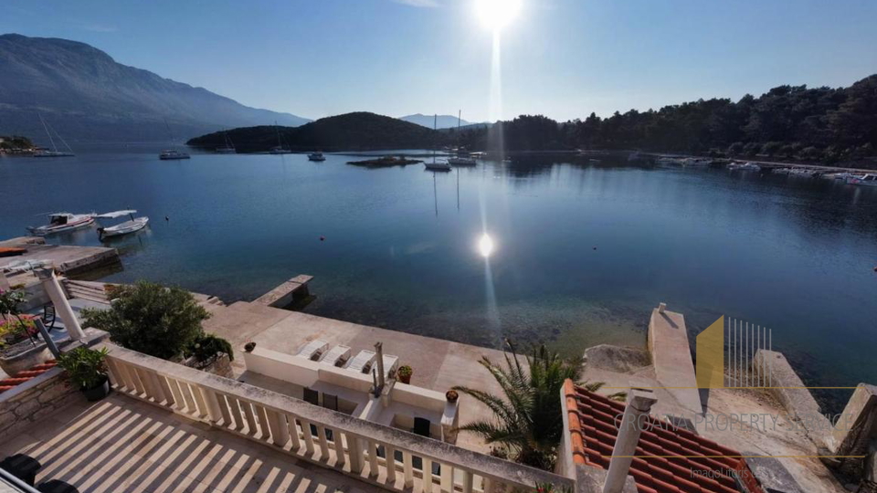 Edinstvena priložnost na Korčuli – 4 stanovanja v dveh hišah, prvi vrsti ob morju!