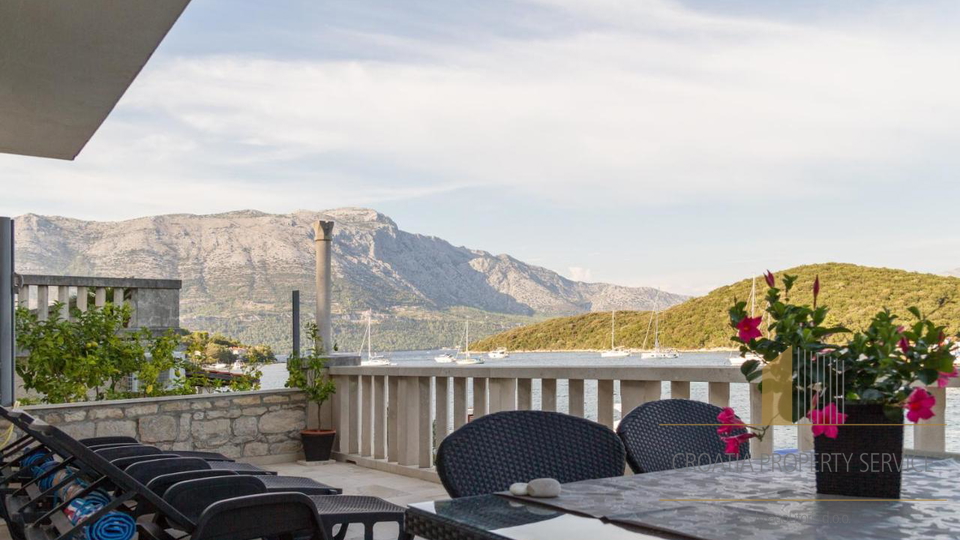 Edinstvena priložnost na Korčuli – 4 stanovanja v dveh hišah, prvi vrsti ob morju!