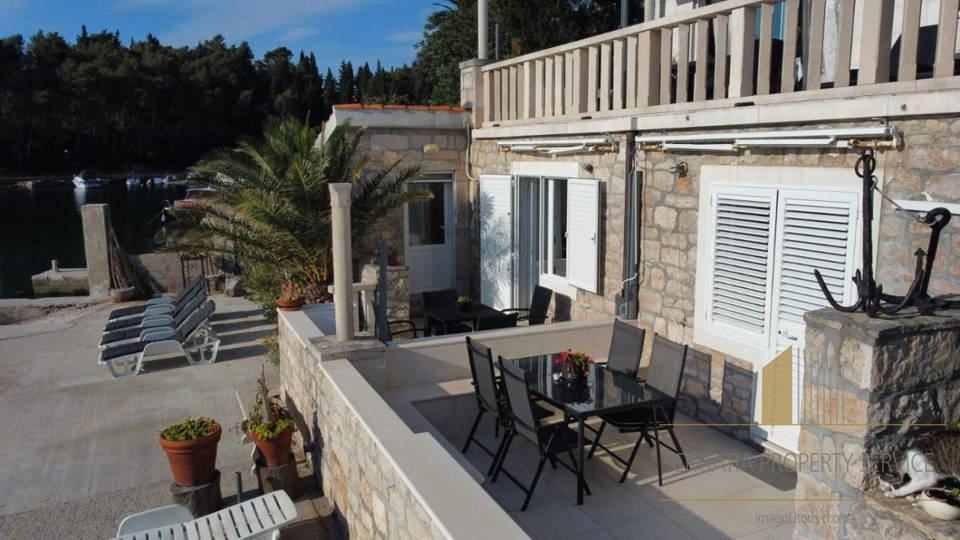 Edinstvena priložnost na Korčuli – 4 stanovanja v dveh hišah, prvi vrsti ob morju!