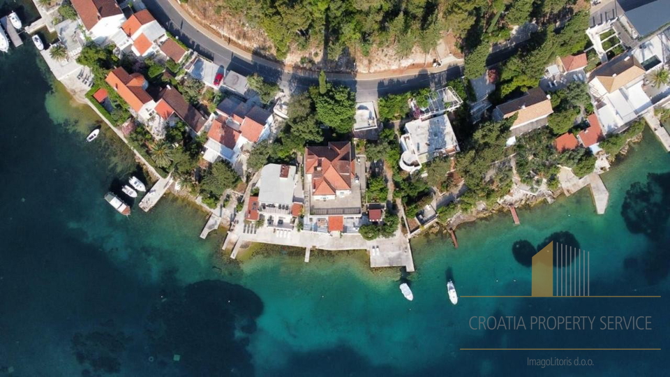 Edinstvena priložnost na Korčuli – 4 stanovanja v dveh hišah, prvi vrsti ob morju!