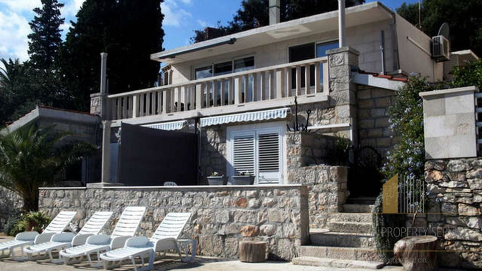 Edinstvena priložnost na Korčuli – 4 stanovanja v dveh hišah, prvi vrsti ob morju!
