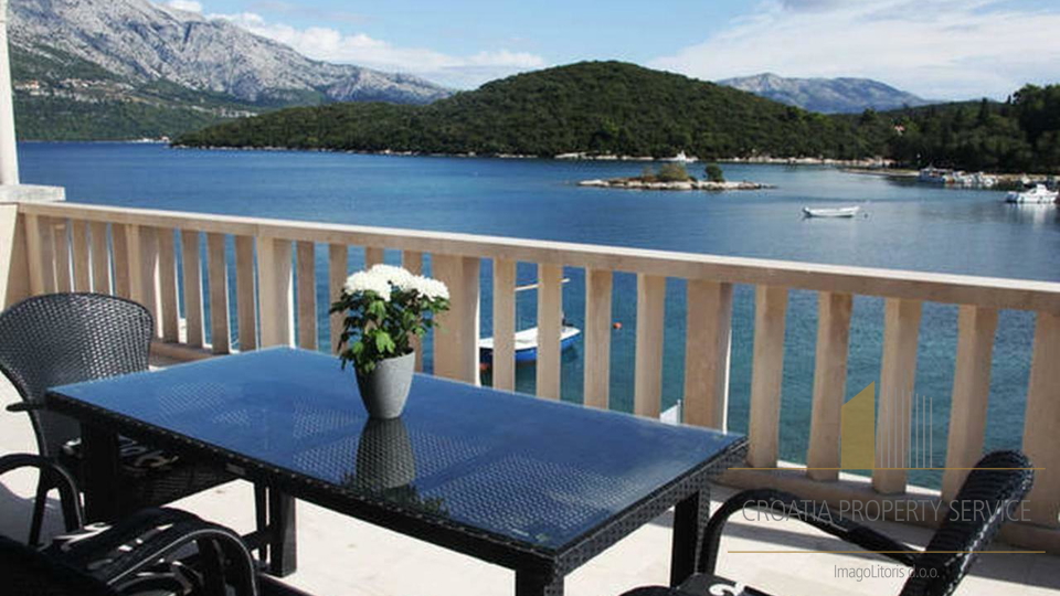 Edinstvena priložnost na Korčuli – 4 stanovanja v dveh hišah, prvi vrsti ob morju!