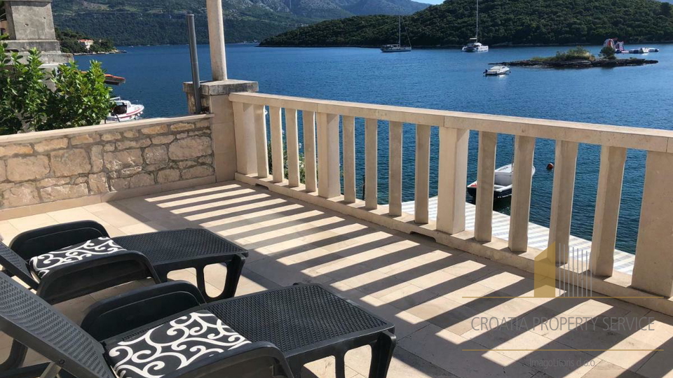 Edinstvena priložnost na Korčuli – 4 stanovanja v dveh hišah, prvi vrsti ob morju!