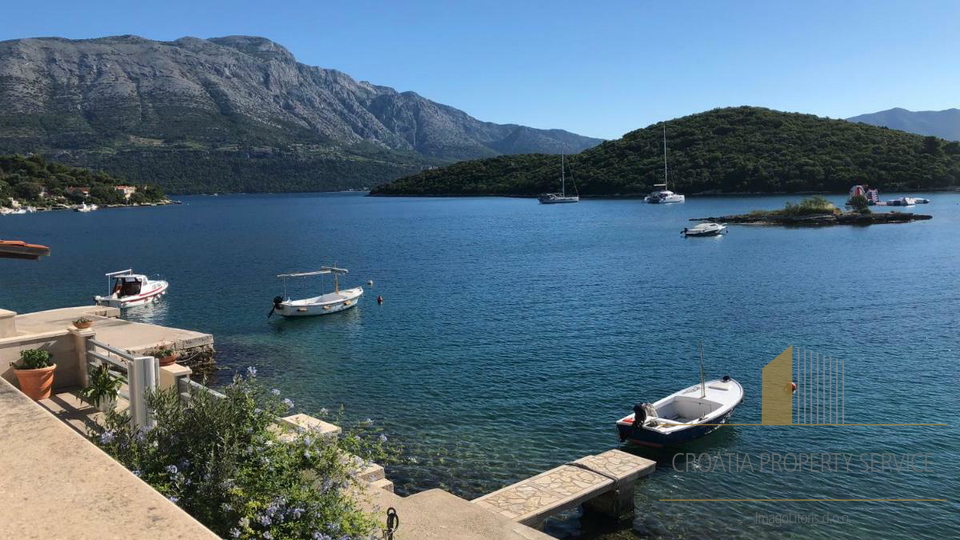 Edinstvena priložnost na Korčuli – 4 stanovanja v dveh hišah, prvi vrsti ob morju!