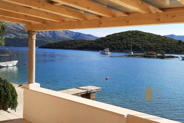 Edinstvena priložnost na Korčuli – 4 stanovanja v dveh hišah, prvi vrsti ob morju!