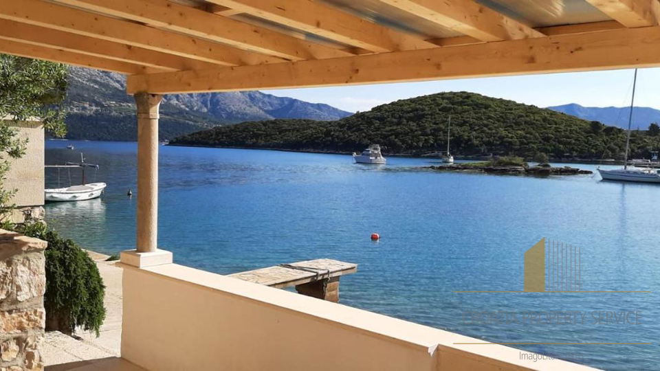 Edinstvena priložnost na Korčuli – 4 stanovanja v dveh hišah, prvi vrsti ob morju!