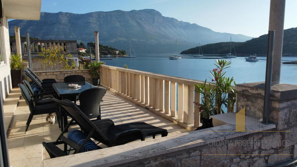 Edinstvena priložnost na Korčuli – 4 stanovanja v dveh hišah, prvi vrsti ob morju!