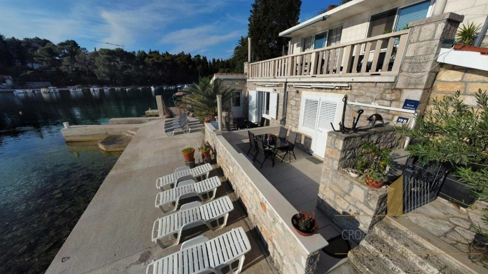 Edinstvena priložnost na Korčuli – 4 stanovanja v dveh hišah, prvi vrsti ob morju!