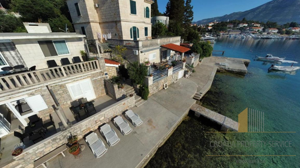Edinstvena priložnost na Korčuli – 4 stanovanja v dveh hišah, prvi vrsti ob morju!
