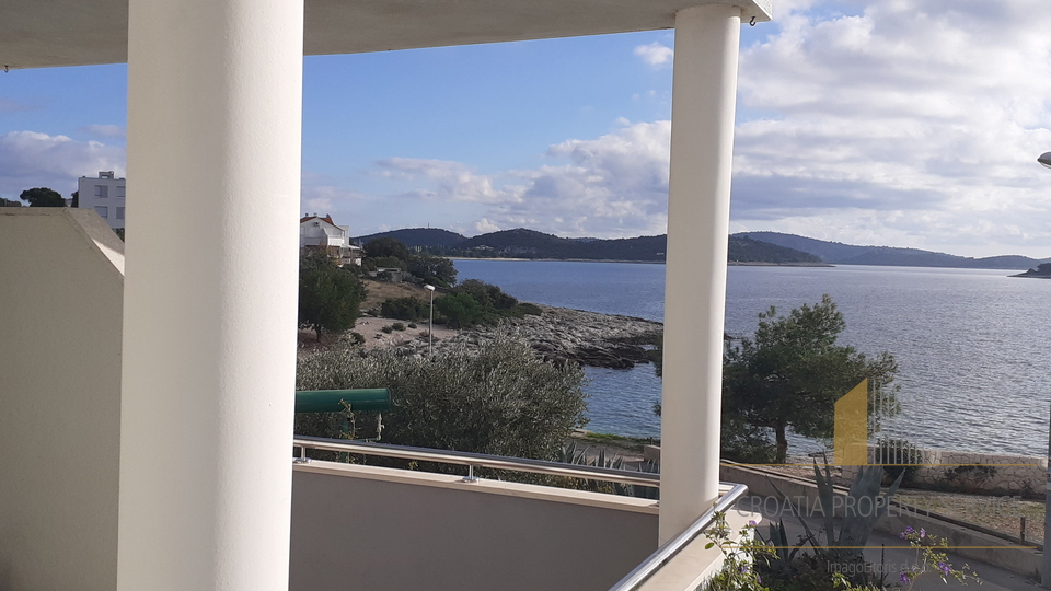 Spacious three-bedroom apartment just 40 meters from the beach – Rogoznica!