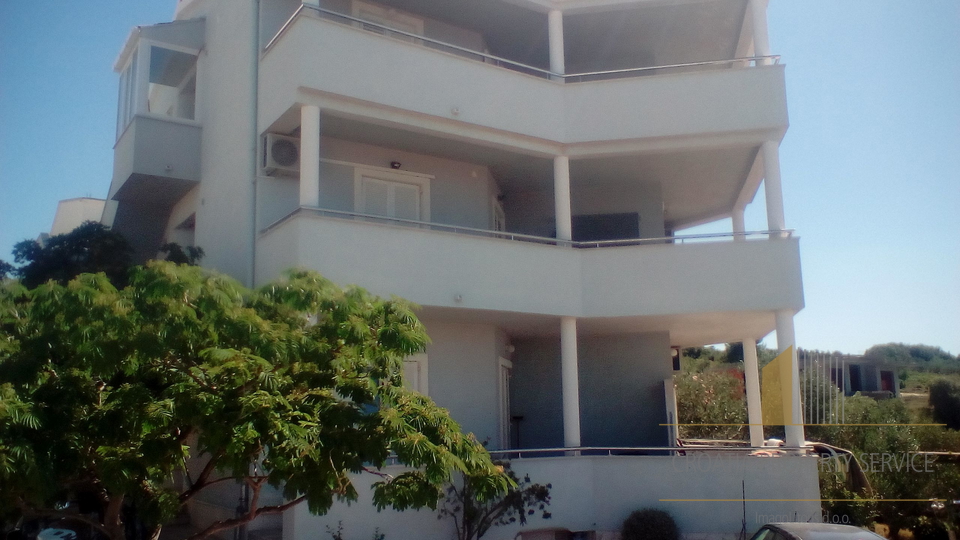 Spacious three-bedroom apartment just 40 meters from the beach – Rogoznica!