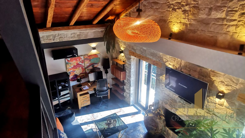 Bellissima casa in pietra in posizione attraente a 50 m dal mare nei dintorni di Spalato!