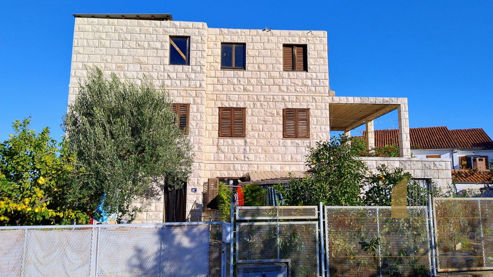 Casa in pietra nel centro di Supetar, seconda fila dal mare, con vista e ampio giardino!