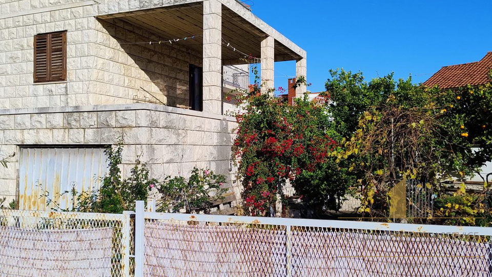 Casa in pietra nel centro di Supetar, seconda fila dal mare, con vista e ampio giardino!