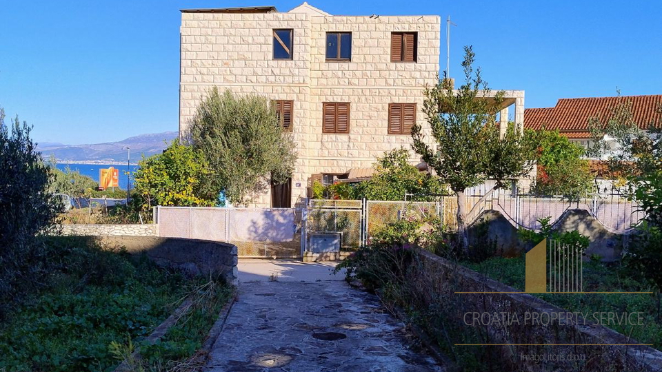 Casa in pietra nel centro di Supetar, seconda fila dal mare, con vista e ampio giardino!