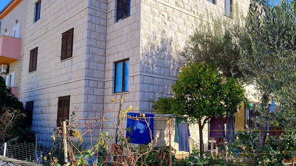 Casa in pietra nel centro di Supetar, seconda fila dal mare, con vista e ampio giardino!