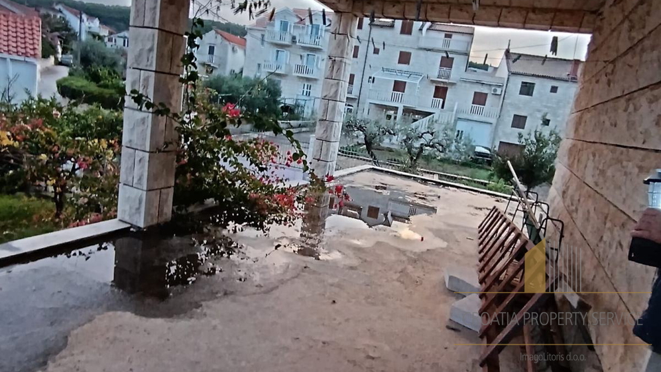 Casa in pietra nel centro di Supetar, seconda fila dal mare, con vista e ampio giardino!