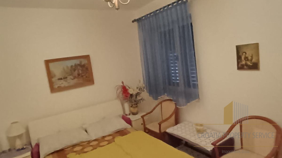Casa in pietra nel centro di Supetar, seconda fila dal mare, con vista e ampio giardino!