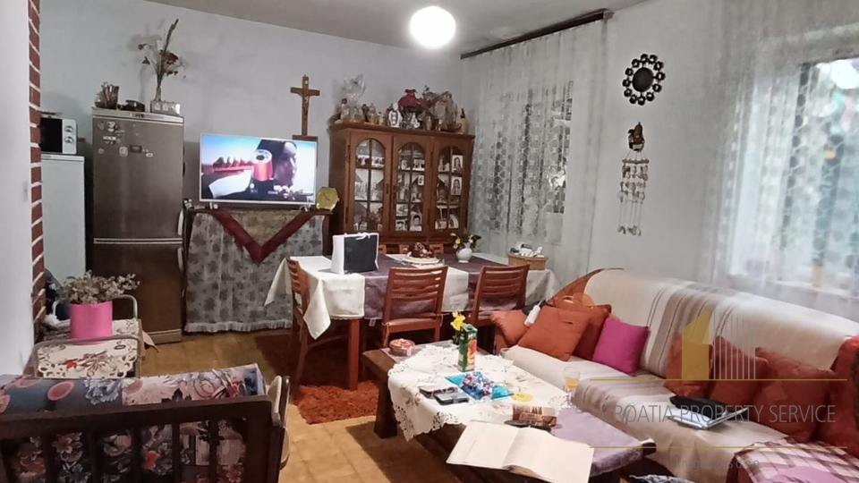 Casa in pietra nel centro di Supetar, seconda fila dal mare, con vista e ampio giardino!