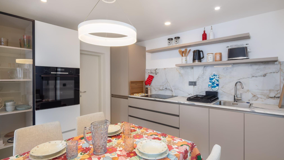 Exklusive Villa erste Meereslinie mit Panoramablick und Investitionspotenzial &ndash; Stani&cacute;i&comma; Omi&scaron;&excl;