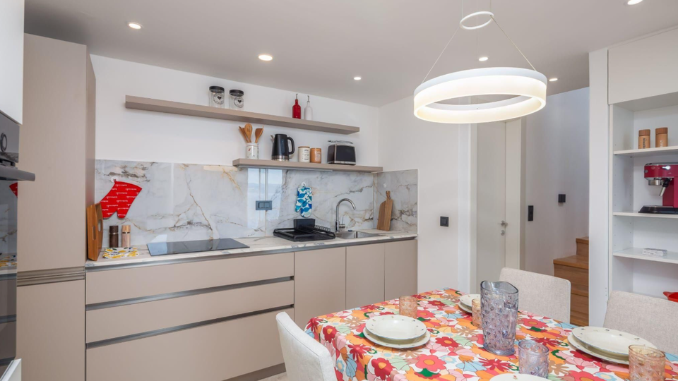 Exklusive Villa erste Meereslinie mit Panoramablick und Investitionspotenzial &ndash; Stani&cacute;i&comma; Omi&scaron;&excl;