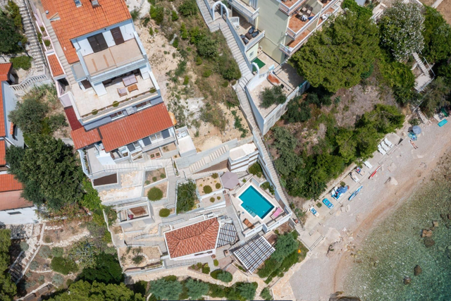 Exklusive Villa erste Meereslinie mit Panoramablick und Investitionspotenzial – Stanići, Omiš!