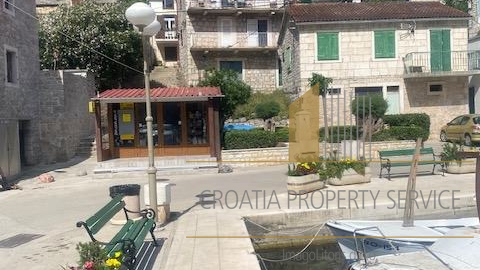 Bellissima casa in pietra con grande potenziale in prima fila sul mare - Stomorska, isola di Šolta!