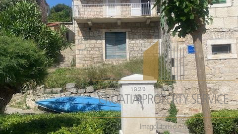 Bellissima casa in pietra con grande potenziale in prima fila sul mare - Stomorska, isola di Šolta!
