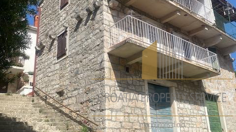 Bellissima casa in pietra con grande potenziale in prima fila sul mare - Stomorska, isola di Šolta!
