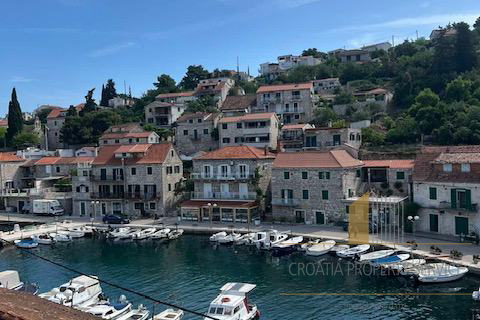 Bellissima casa in pietra con grande potenziale in prima fila sul mare - Stomorska, isola di Šolta!