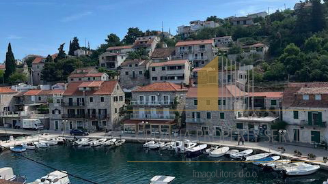 Bellissima casa in pietra con grande potenziale in prima fila sul mare - Stomorska, isola di Šolta!