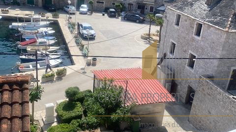 Bellissima casa in pietra con grande potenziale in prima fila sul mare - Stomorska, isola di Šolta!