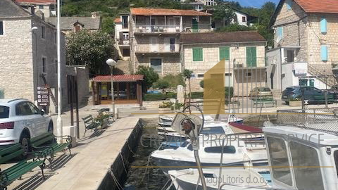 Bellissima casa in pietra con grande potenziale in prima fila sul mare - Stomorska, isola di Šolta!