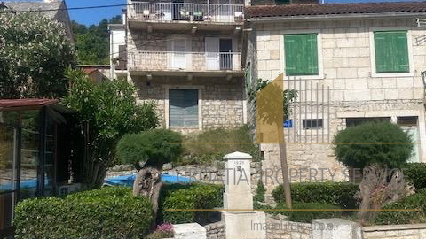 Bellissima casa in pietra con grande potenziale in prima fila sul mare - Stomorska, isola di Šolta!