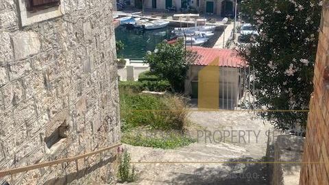 Bellissima casa in pietra con grande potenziale in prima fila sul mare - Stomorska, isola di Šolta!
