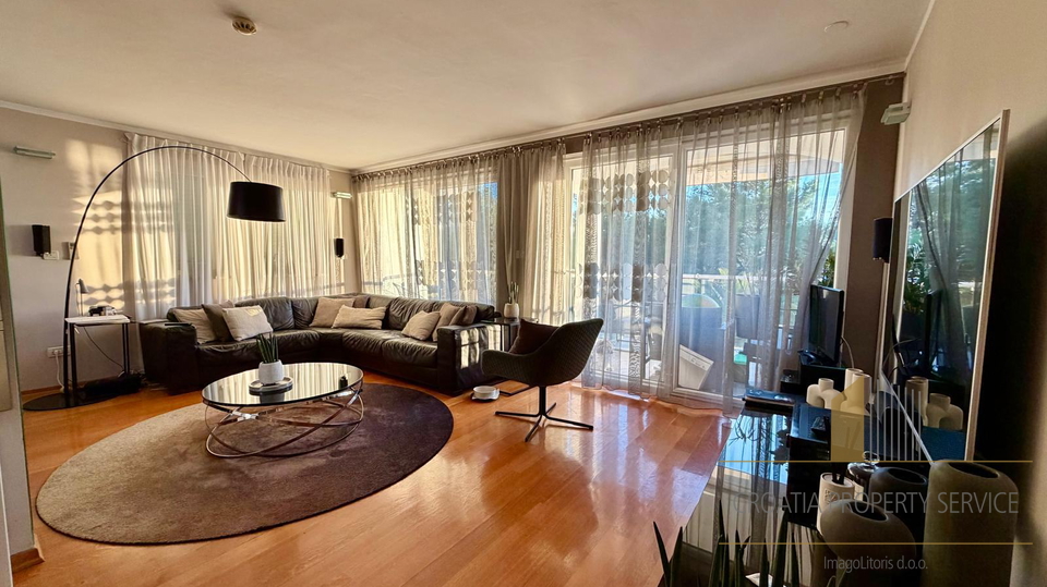 Vila prvi red do mora u sklopu luksuznog hotela Le Meridien Lav &ndash; 7 apartmana i trosobni stan&comma; Split&OpenCurlyDoubleQuote;