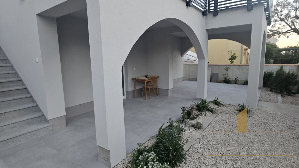 Wunderschön renoviertes Haus 100 m vom Meer auf Vir – Perfekte Kombination aus Komfort und Lage!
