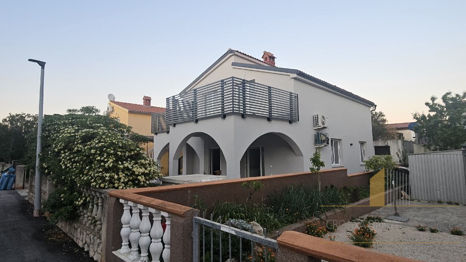 Wunderschön renoviertes Haus 100 m vom Meer auf Vir – Perfekte Kombination aus Komfort und Lage!