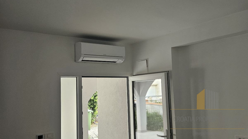 Wunderschön renoviertes Haus 100 m vom Meer auf Vir – Perfekte Kombination aus Komfort und Lage!
