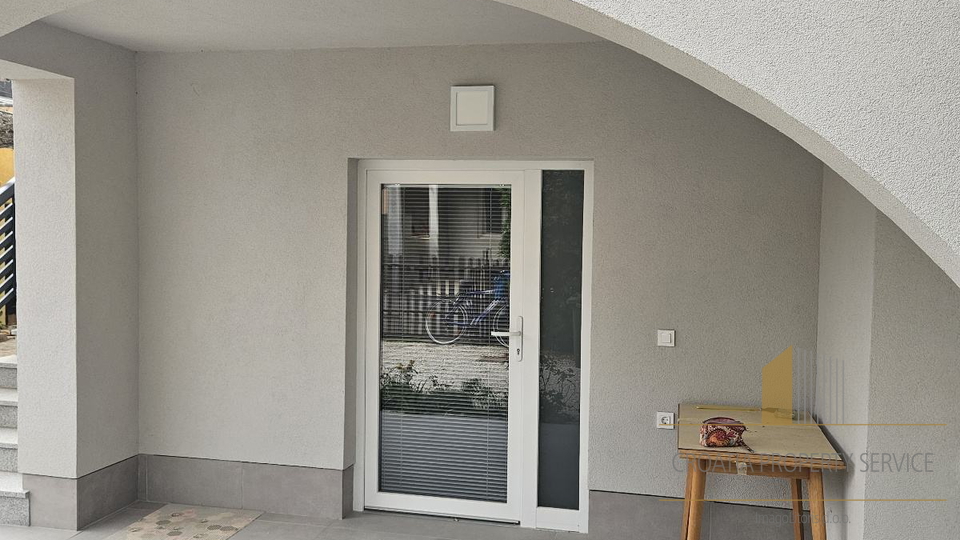 Wunderschön renoviertes Haus 100 m vom Meer auf Vir – Perfekte Kombination aus Komfort und Lage!