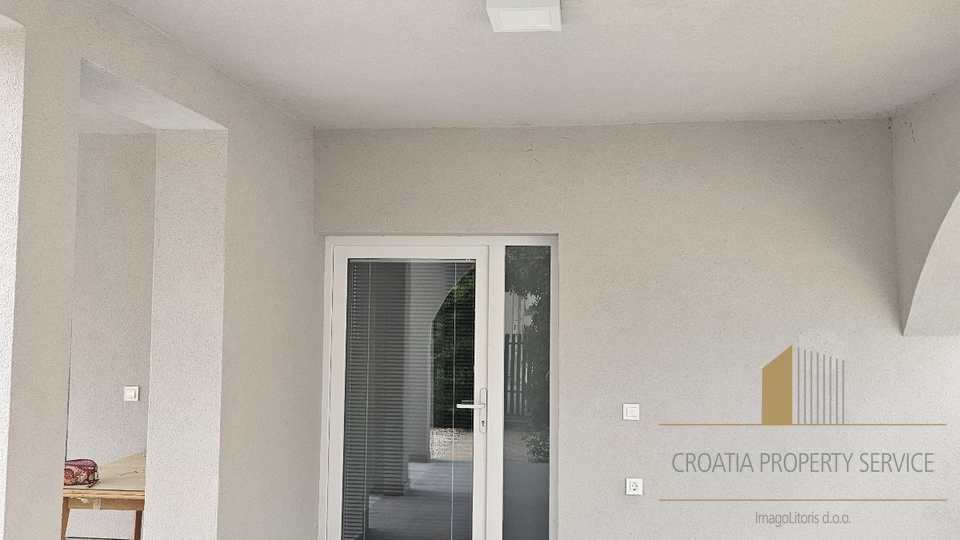 Wunderschön renoviertes Haus 100 m vom Meer auf Vir – Perfekte Kombination aus Komfort und Lage!