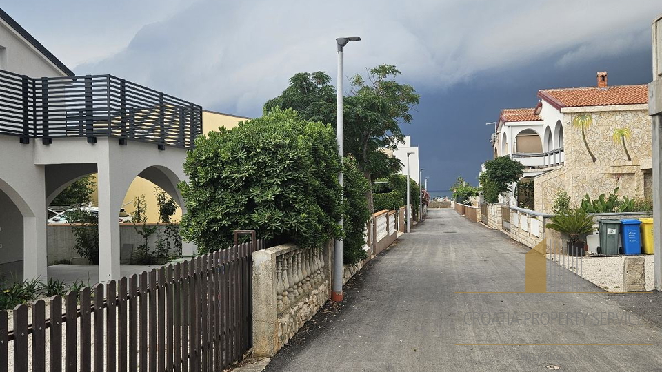 Wunderschön renoviertes Haus 100 m vom Meer auf Vir – Perfekte Kombination aus Komfort und Lage!