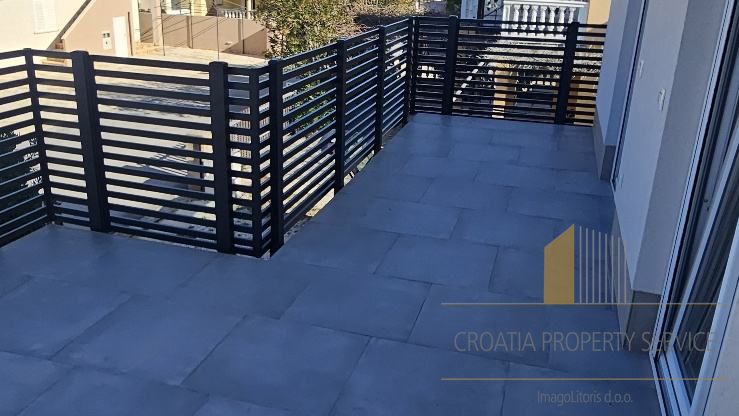 Wunderschön renoviertes Haus 100 m vom Meer auf Vir – Perfekte Kombination aus Komfort und Lage!