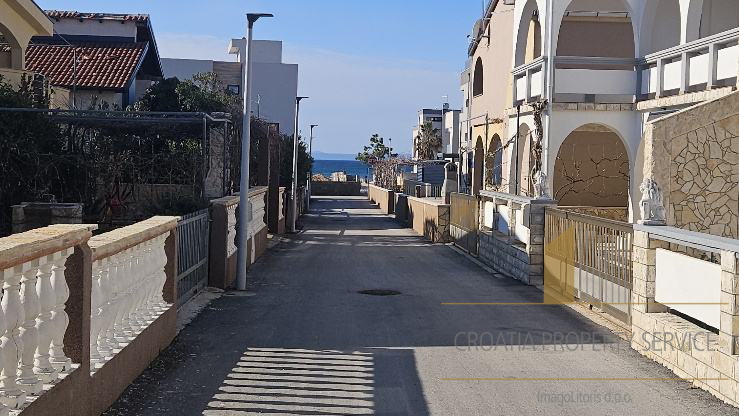 Wunderschön renoviertes Haus 100 m vom Meer auf Vir – Perfekte Kombination aus Komfort und Lage!