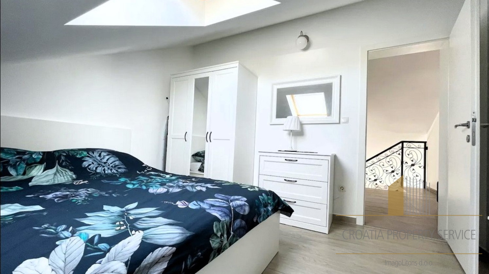 Beautiful three-room duplex apartment with a sea view – Šolta, Stomorska!