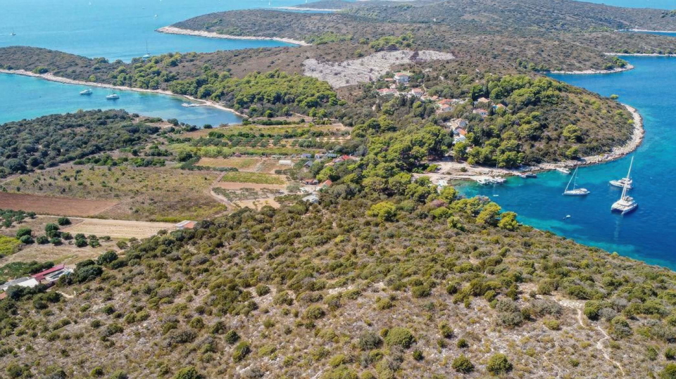 For sale&comma; exclusive estate with old house&comma; 49 ha &ndash; Pakleni Islands&excl;