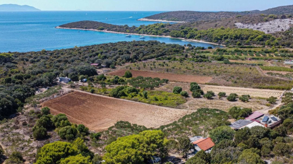 For sale&comma; exclusive estate with old house&comma; 49 ha &ndash; Pakleni Islands&excl;