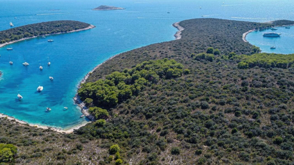 For sale&comma; exclusive estate with old house&comma; 49 ha &ndash; Pakleni Islands&excl;